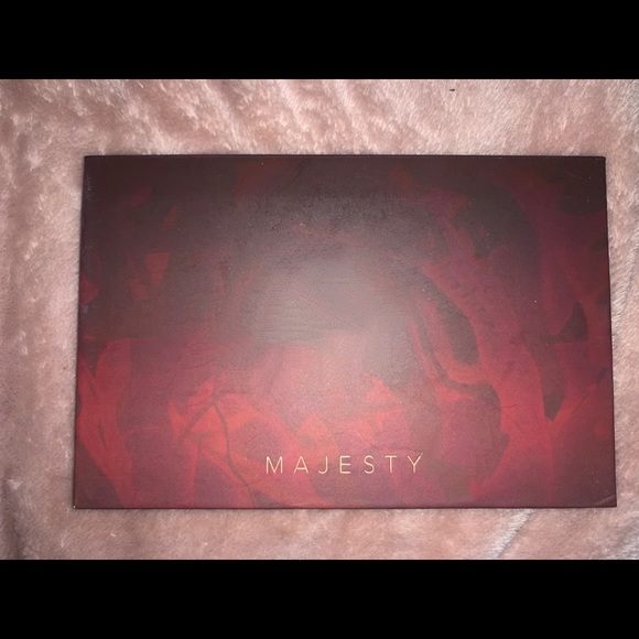 MAJESTY highlighter pallet !! 🤍 - Picture 1 of 3